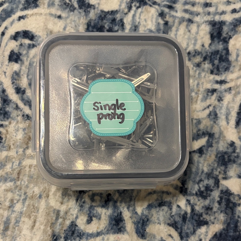 Single Prong Hair Clips in Clear Box